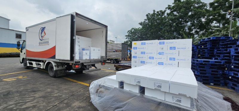 Cá hồi được sơ chế, ướp lạnh và vận chuyển về Việt Nam trực tiếp bằng đường hàng không 2 lần/tuần